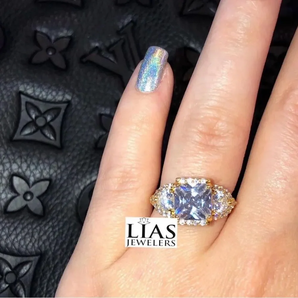 New 18k yellow gold engagement ring